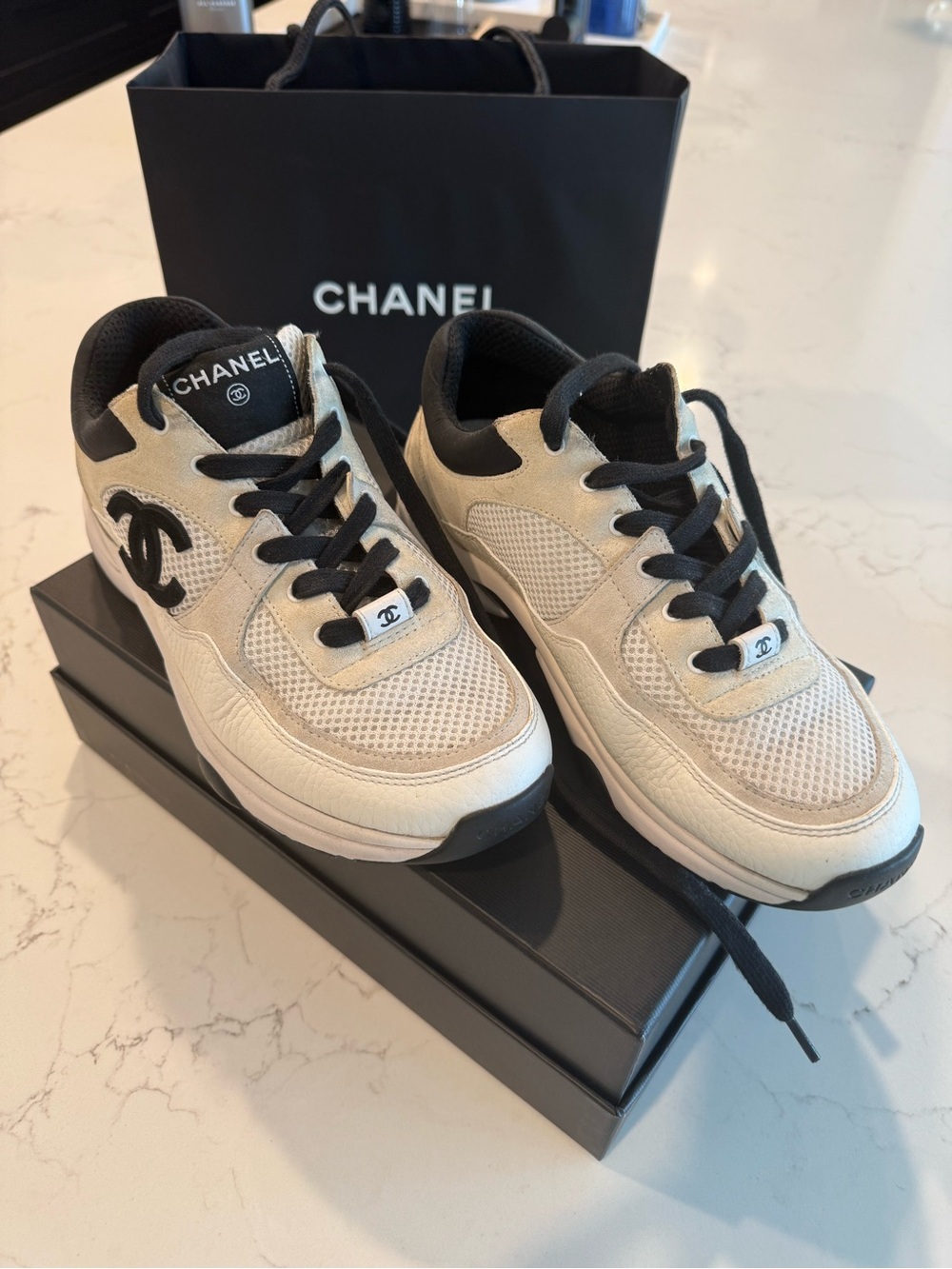 100% Authentic CHANEL White and Black CC Logo Men’s Sneakers - Picture 2 of 8